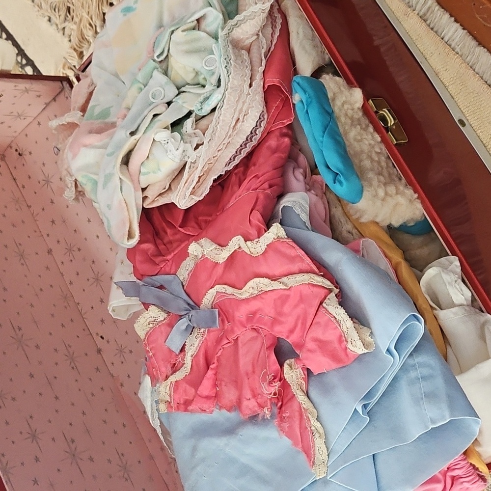 Vintage Doll Trunk With Doll Clothing - Picture 5 of 8